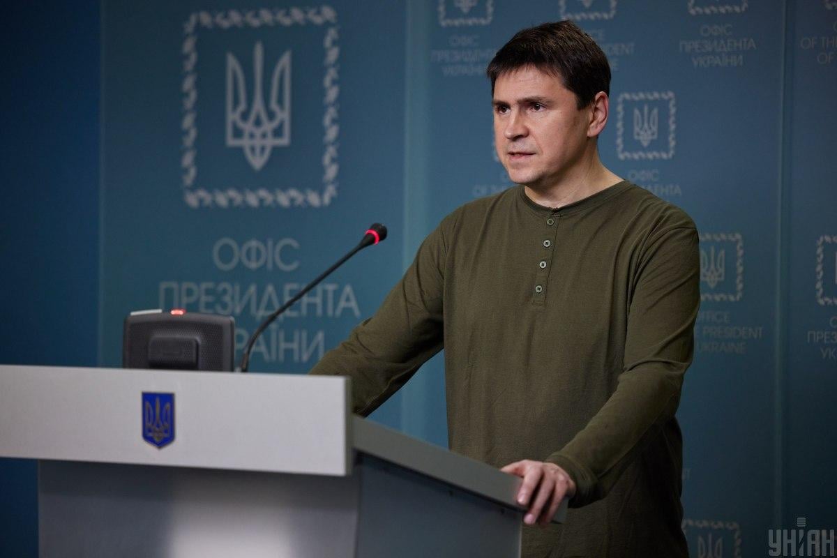 “РФ бросает ресурс, который не жалко”: Подоляк раскрыл реальную ситуацию в Авдеевке (видео)