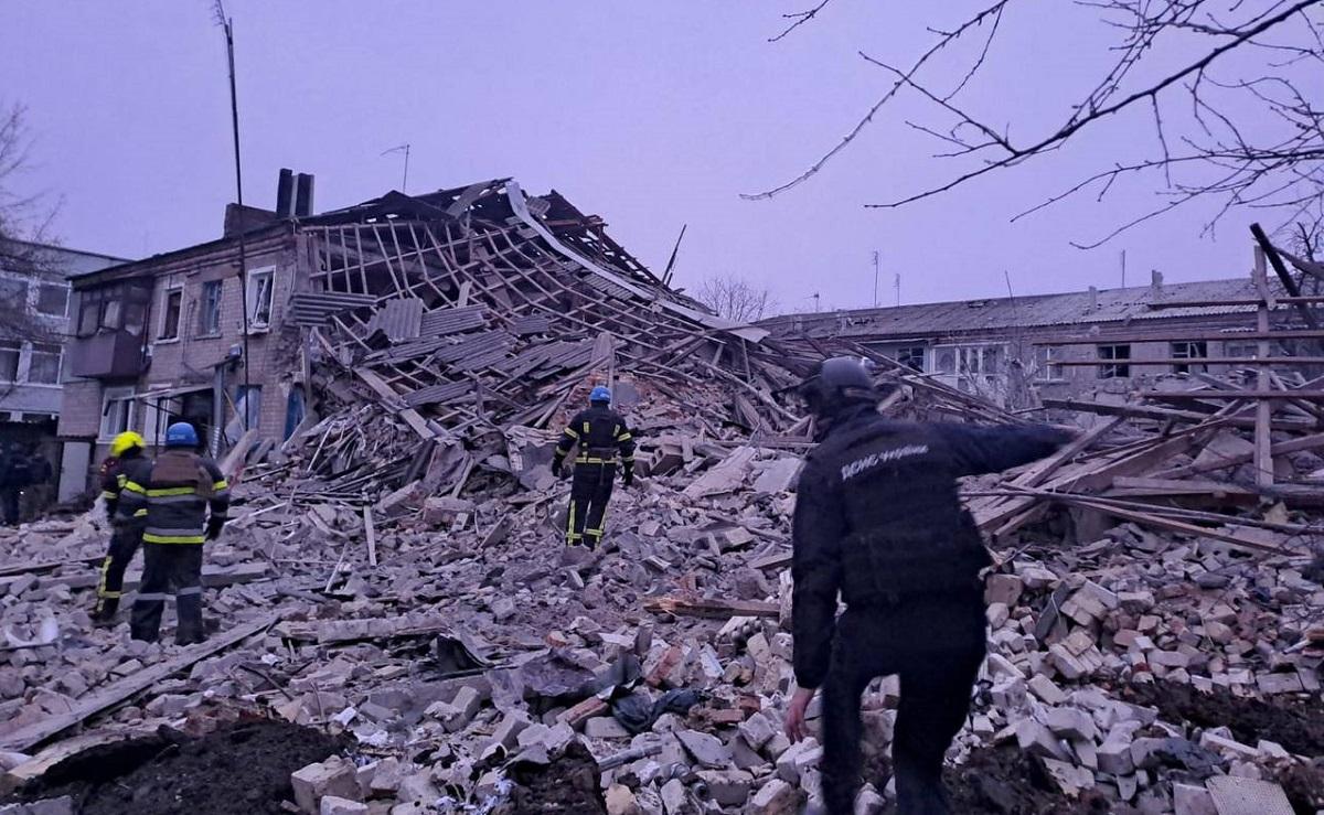 Удар по двухэтажке в Великом Бурлуке: возросло число погибших