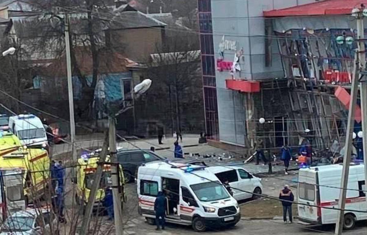 В Белгороде прогремели взрывы, сообщается о “прилете” в ТЦ и жертвах (фото, видео)
