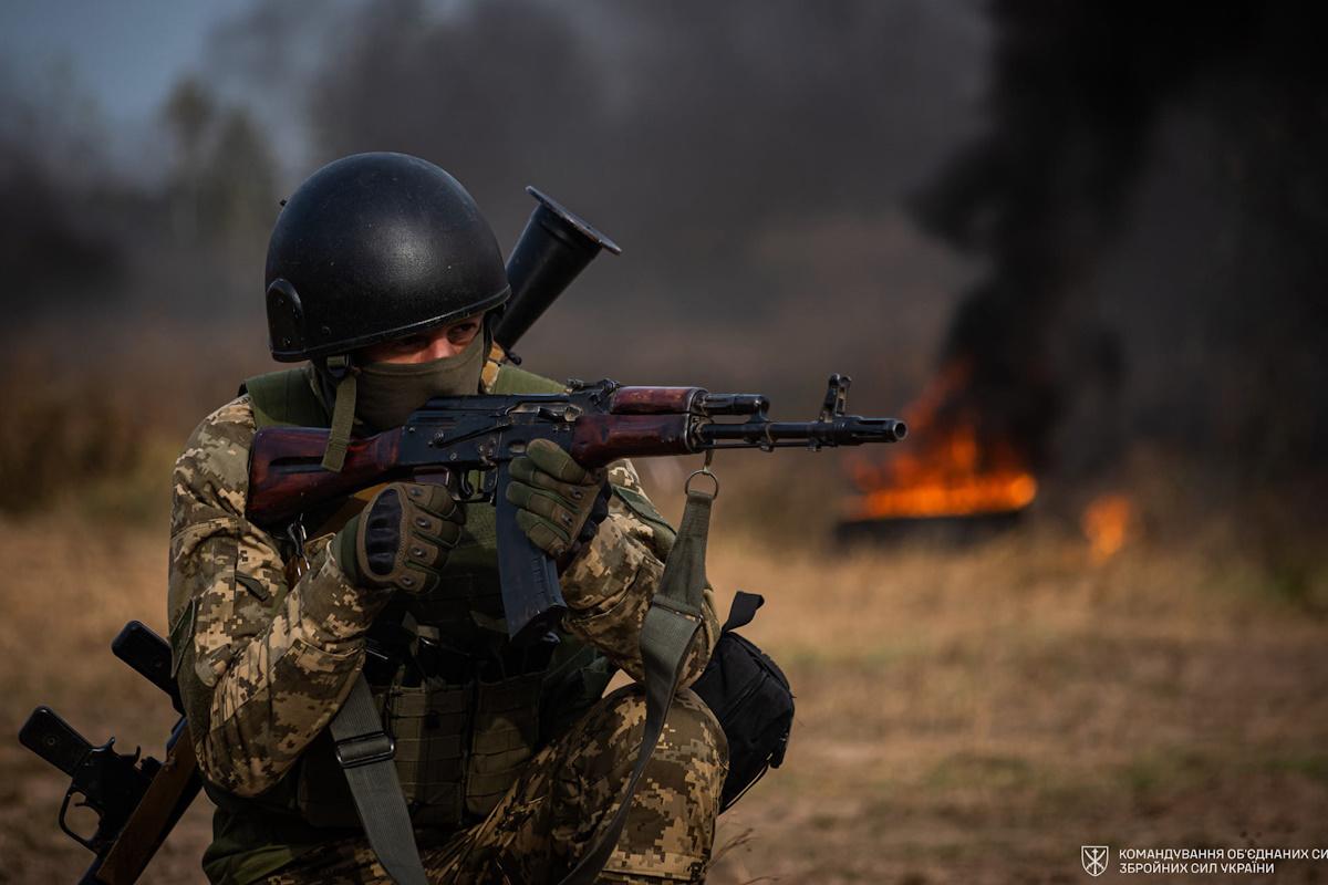 ВСУ вышли с позиции на окраине Авдеевки, заблокированных бойцов в городе нет, – генерал