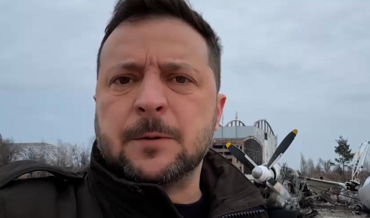 Зеленский обратился к украинцам из Гостомеля на фоне обломков самолетов (видео)