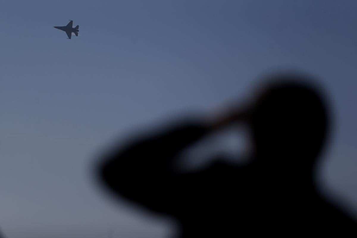 США могут “кинуть” Украину с передачей F-16: Жданов насторожил заявлением