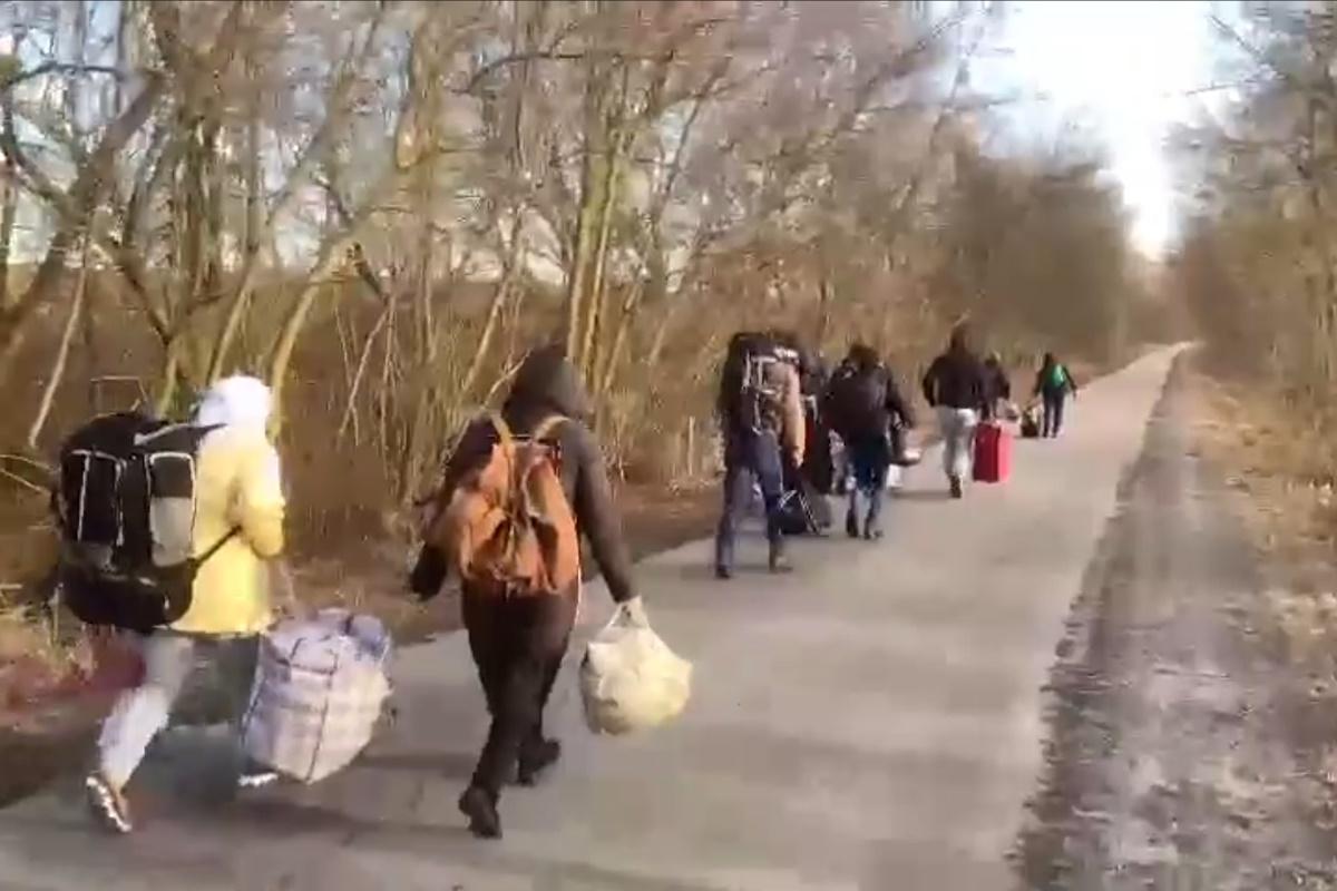 Жители Белгородщины бегут от войны, повстанцы призвали власти не мешать эвакуации (видео)