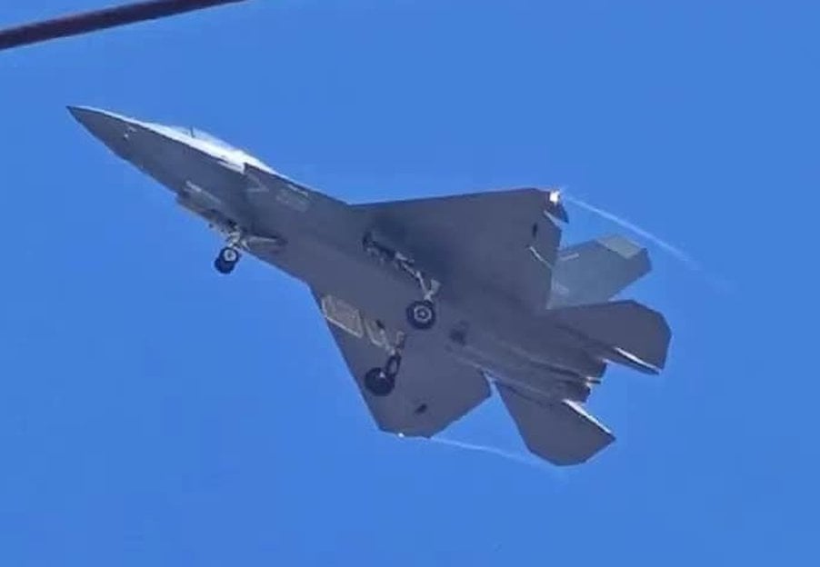 Появились фото нового прототипа китайского палубного истребителя J-35