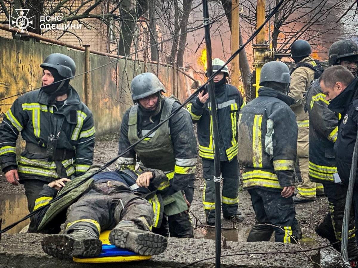 Удар по Одессе: погибли фельдшер и спасатель, прибывшие на помощь (фото)
