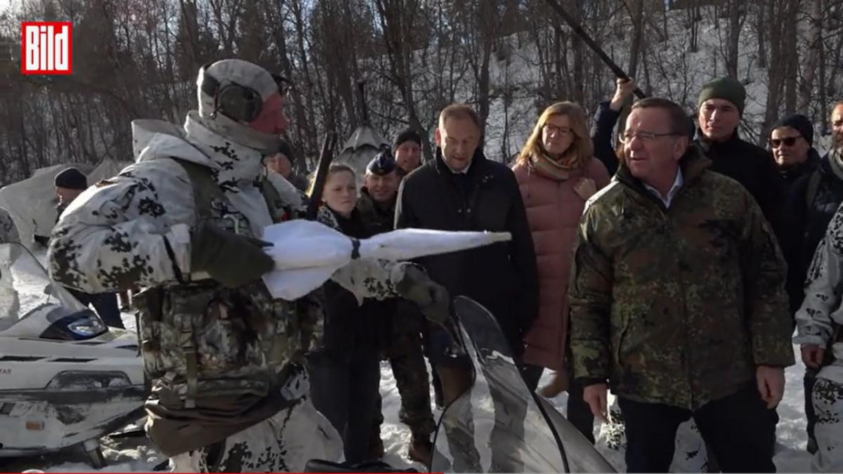 “Зонтик против Путина”: немецкие снайперы придумали самодельную защиту