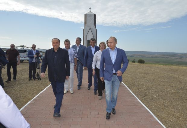 Вырезал сердце оленя: друг Берлускони рассказал историю об охоте с Путиным