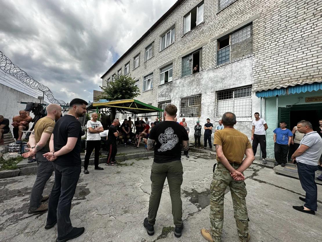 “Это будет нелегко, но вы идете в семью”: украинские заключенные становятся солдатами, – CNN
