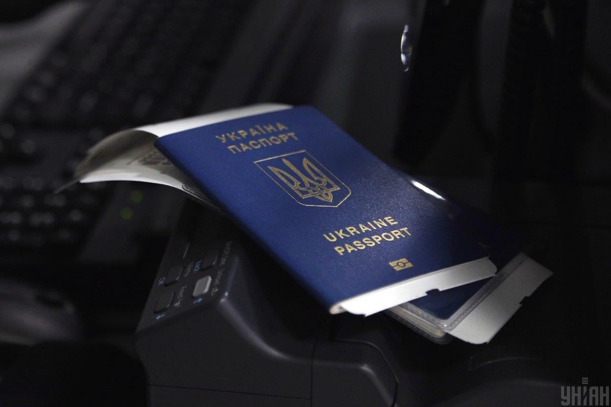 Венгрия легализует украинцев с просроченными паспортами, но есть нюанс