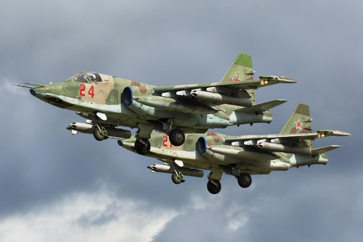 “Догорает в степи”: на Донбассе зенитчики сбили российский Су-25, – ВСУ