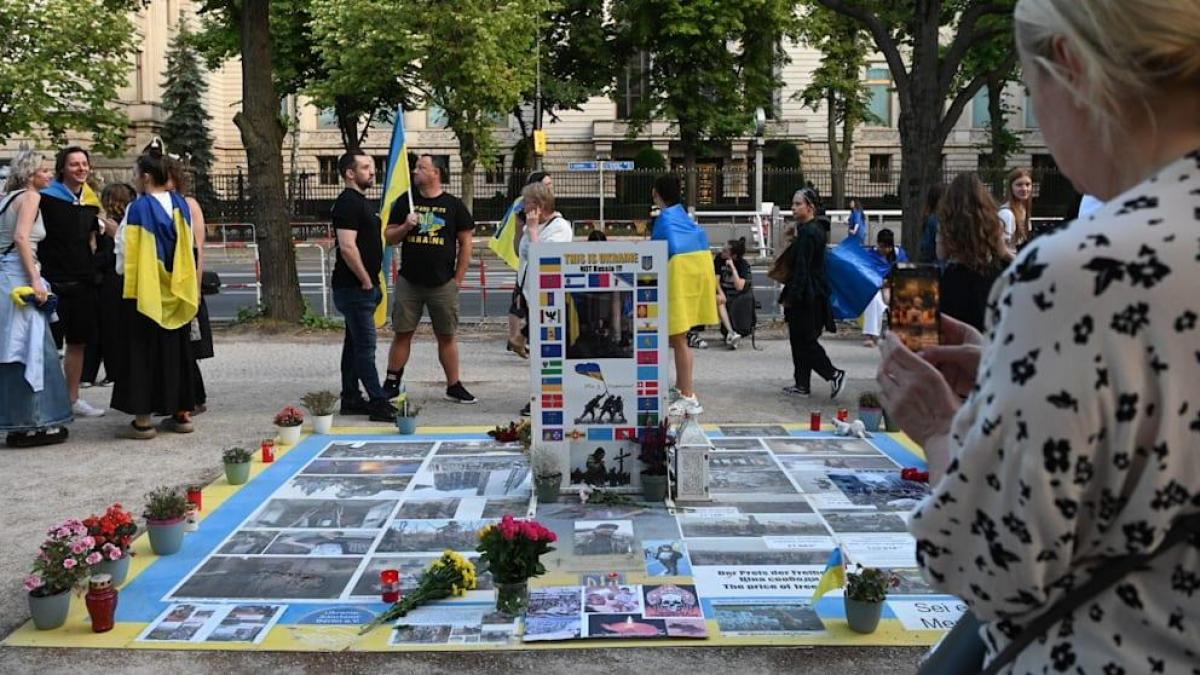 В Германии на митинге возле посольства РФ против удара по “Охматдету” запретили говорить по-украински, – СМИ