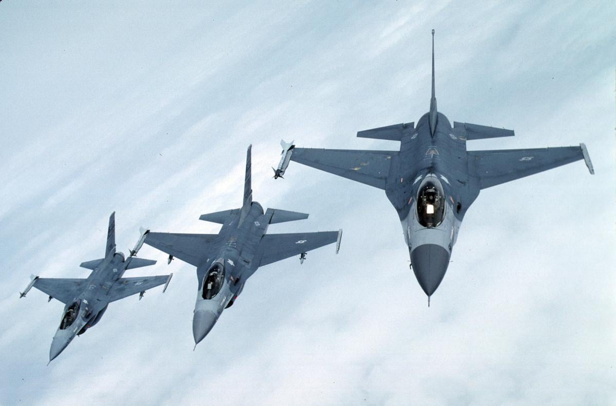 Меньше, чем ожидалось: Bloomberg узнал, сколько F-16 Украина получит летом