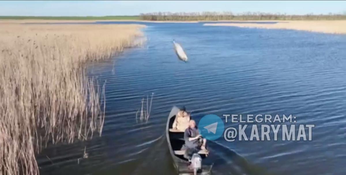 На Херсонщине рыбаки почти “минуснули” вражеский дрон рыбой (видео)
