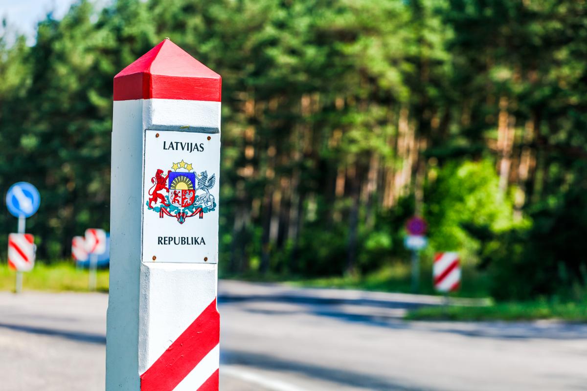 Латвия запрещает въезд автомобилей на белорусских номерах