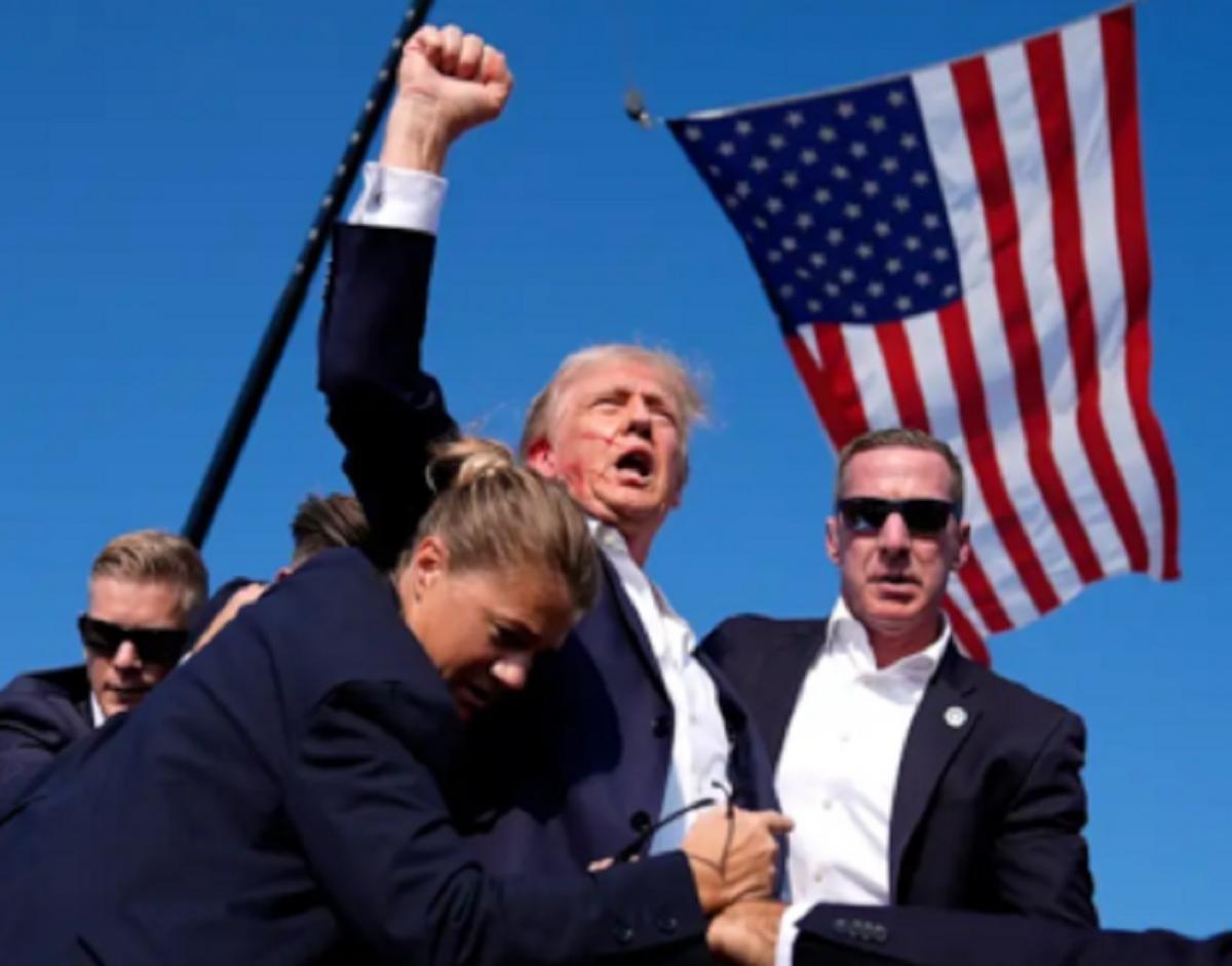 “Поднял кулак, потому что знал, что мир смотрит”: Трамп – о покушении на него