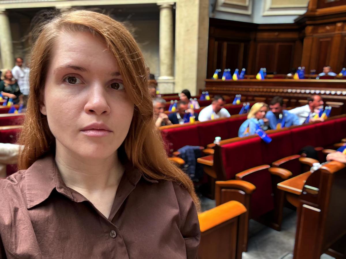 Безуглая хлопнула дверью фракции “Слуга народа”: досталось от нее и Зеленскому