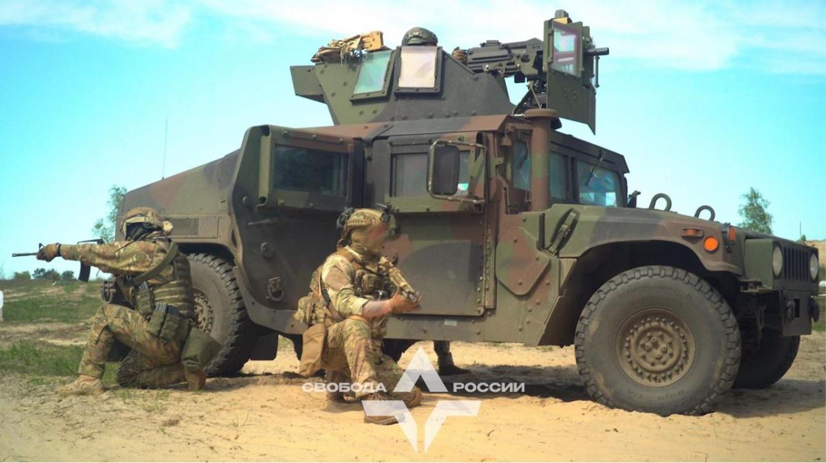 Бойцы легиона “Свобода России” уничтожили военную технику на одном из аэродромов РФ (видео)