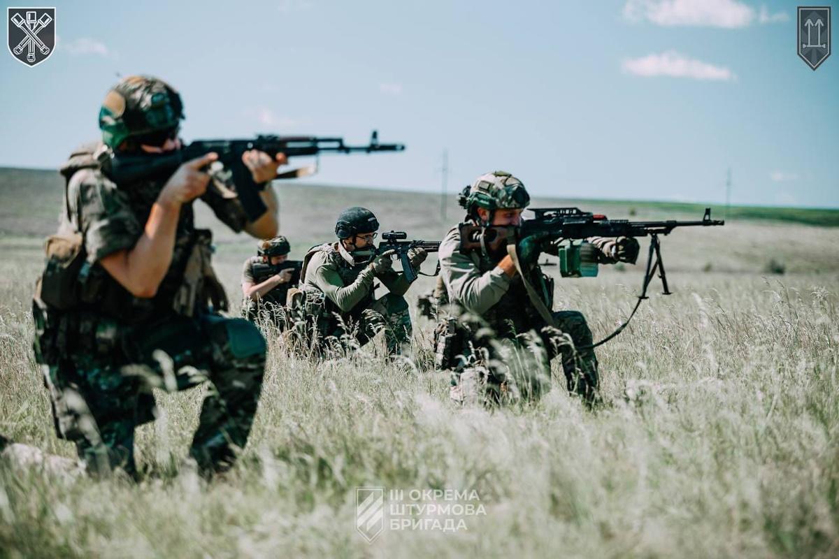 В окопы направляют поваров: ВСУ на востоке критически не хватает людей и снарядов, – WSJ
