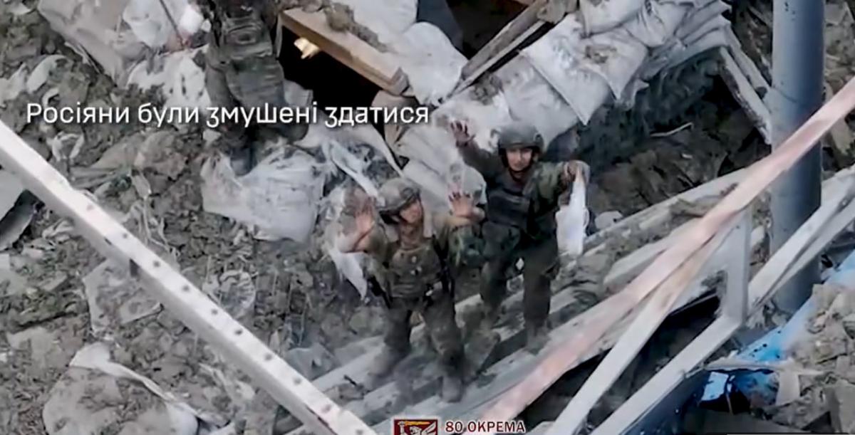 “Вывесили белый флаг и сдались”: десантники показали прорыв обороны в Курской области (видео)