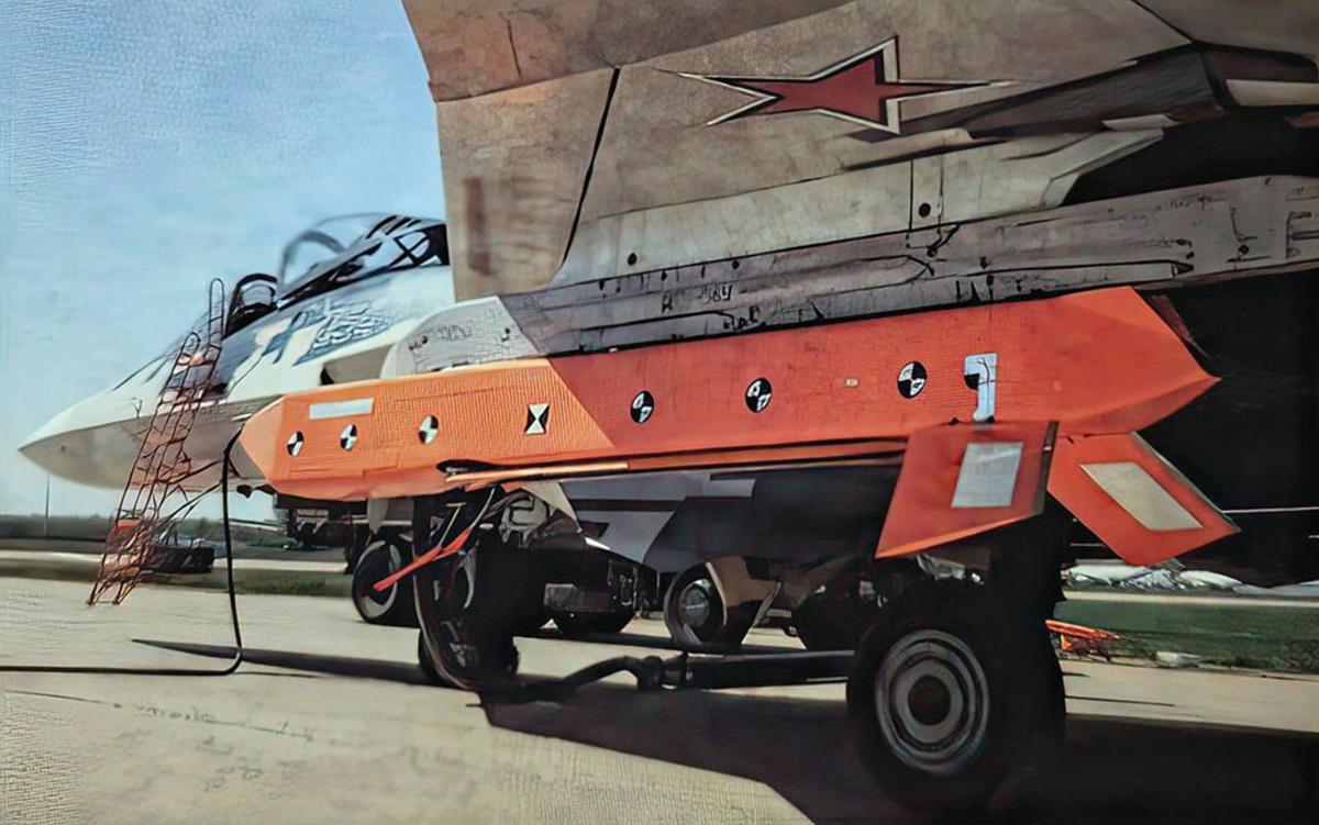 Появилось фото российского Су-57 с “загадочным” ударным дроном