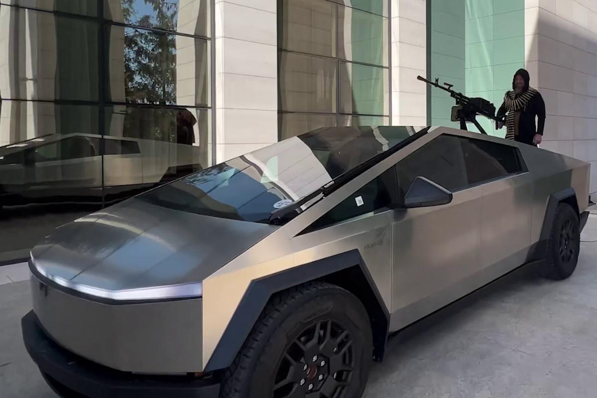 “Илон, спасибо”: Кадыров показал Tesla Cybertruck с пулеметом для “зоны СВО” (видео)