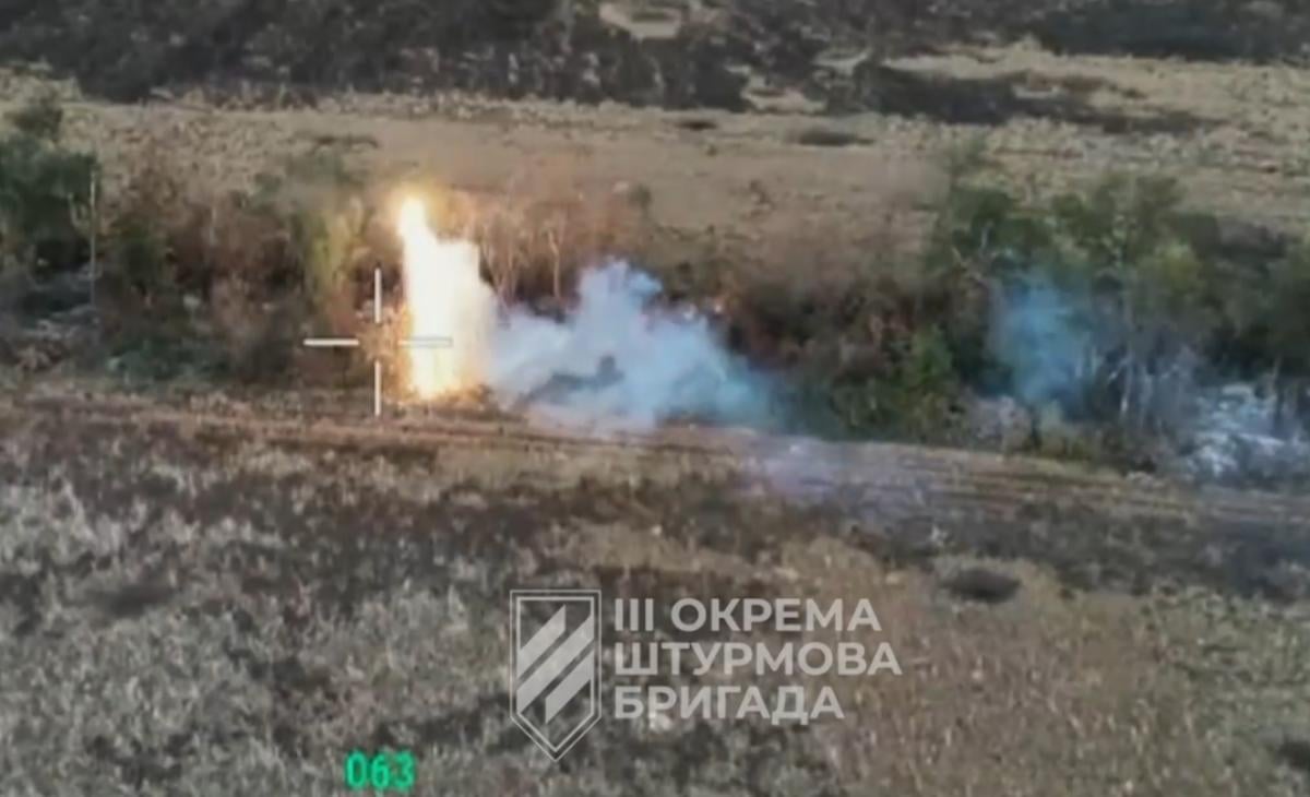 Смертоносный дрон-“дракон” выжигает посадки с россиянами: Третья штурмовая показала видео
