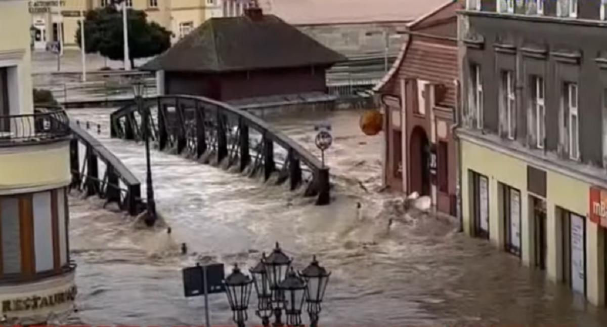 В Польше прорвало дамбу: целый город залило водой (видео)