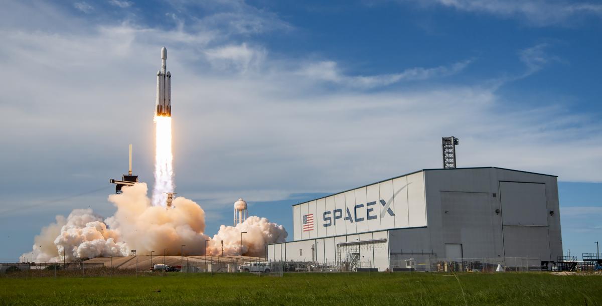 Компанию Маска SpaceX хотят оштрафовать за “незаконный” запуск ракет