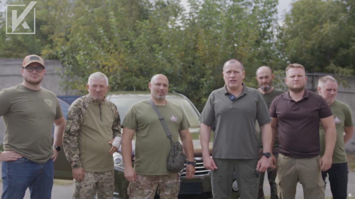 “Украинская команда” передала внедорожник батальону имени Тараса Бобанича на Лиманское направление