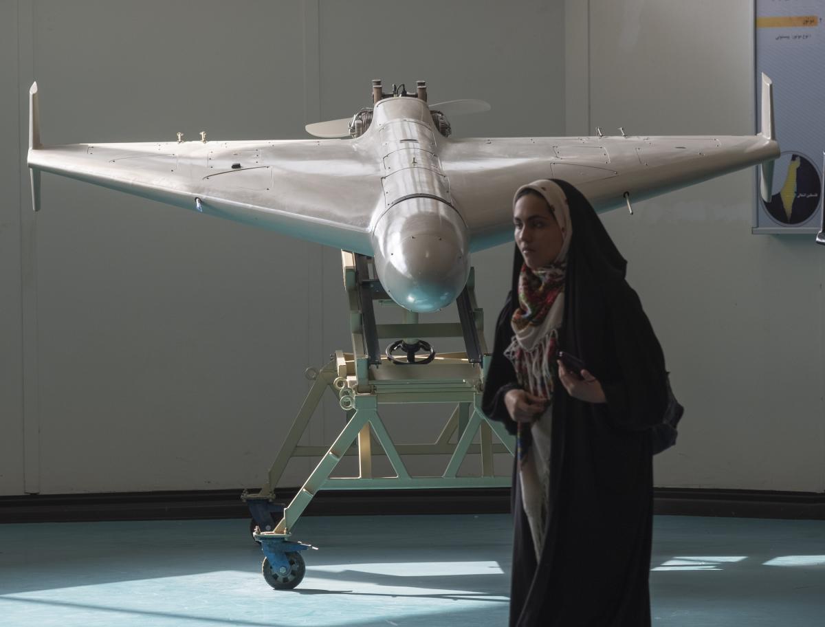 Иран показал на параде улучшенную версию Shahed-136 и новую баллистическую ракету (видео)
