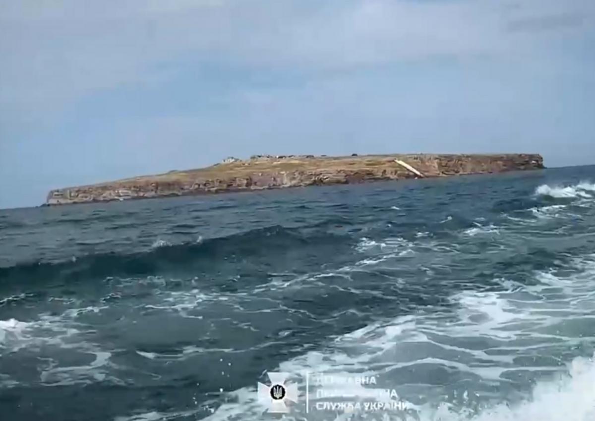 Пограничники показали остров Змеиный на видео