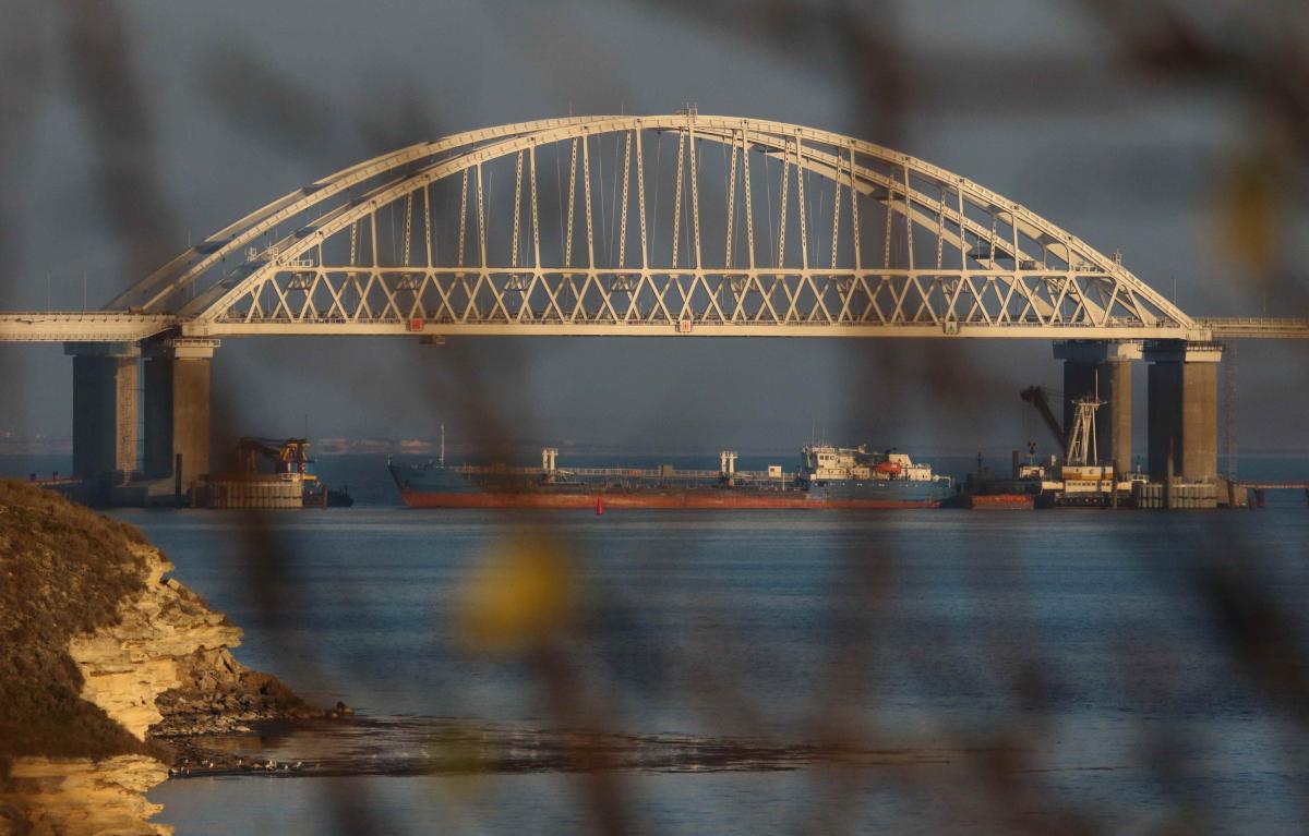 Не для гражданских: в ВМС рассказали, что россияне строят возле Крымского моста