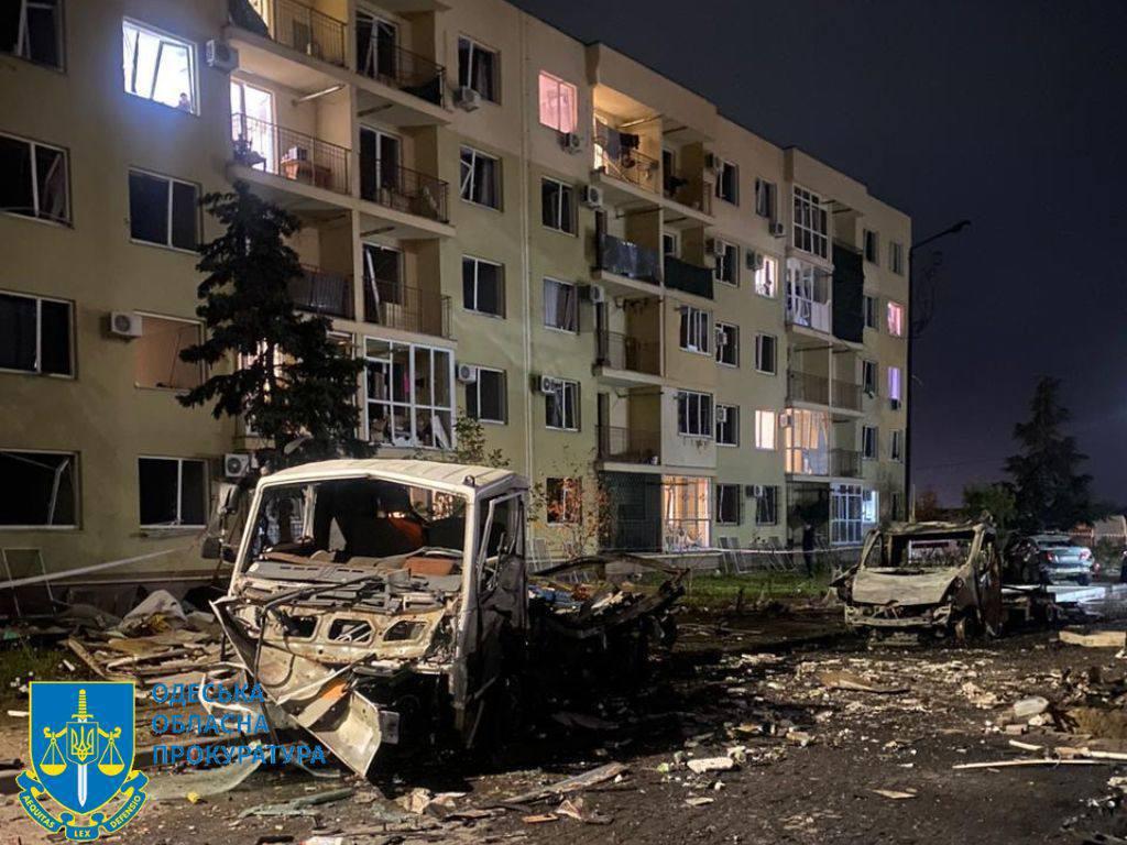 Адская ночь в Одессе: в результате атаки РФ погибла женщина, есть много раненых (фото, видео)