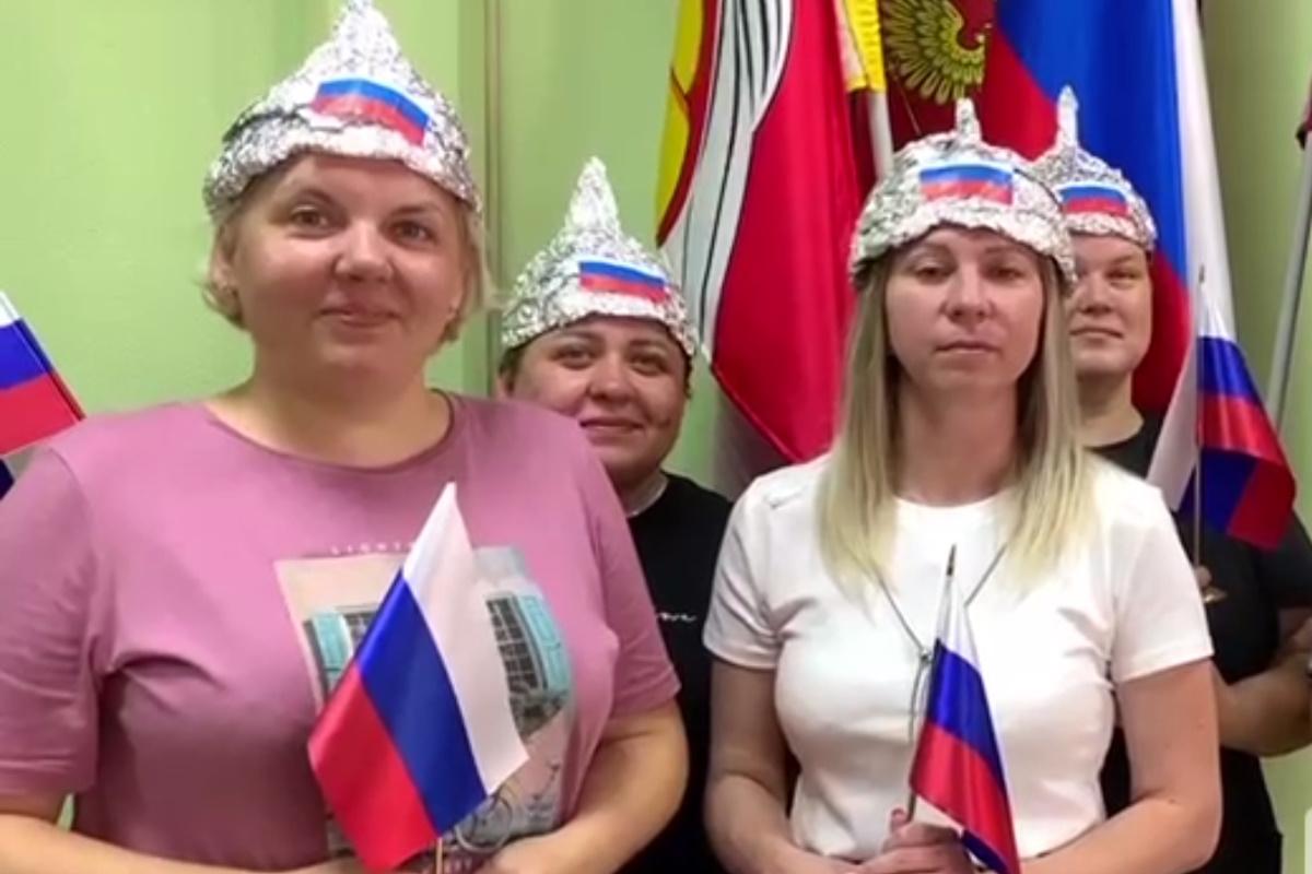 Будни диктатуры: в РФ учителя массово надели шапочки из фольги из-за “угрозы НАТО” (видео)