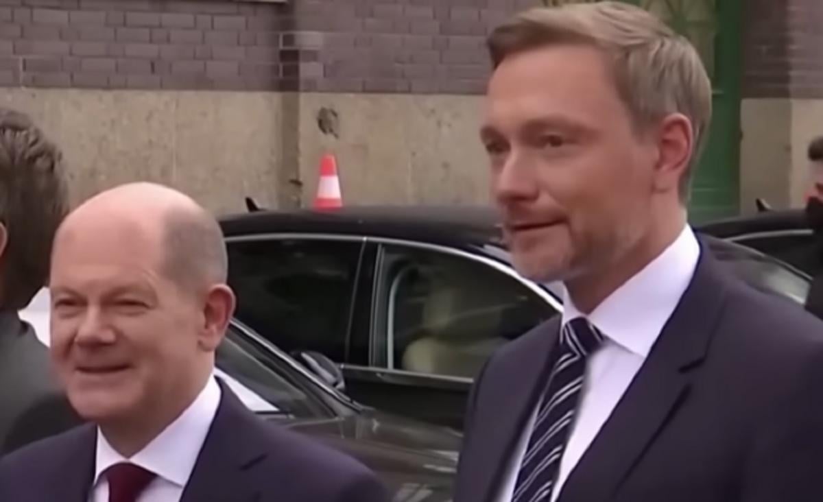 Экс-глава Минфина ФРГ хотел помогать Украине за счет немецких пенсионеров, – Шольц