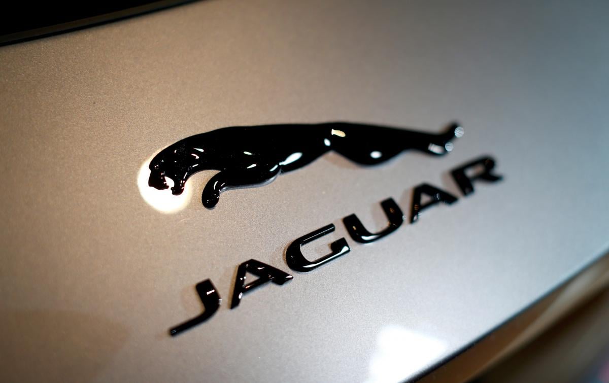“А вы точно продаете автомобили?”: радикальный ребрединг Jaguar возмутил пользователей Сети