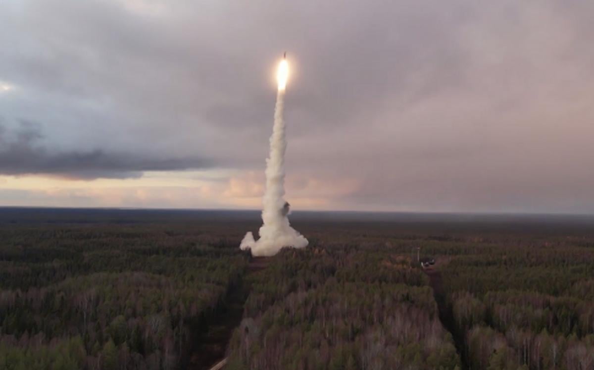 Российская ракета “Орешник” создана на основе РС-26 “Рубеж”: Forbes узнал детали