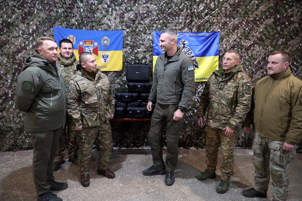 Кличко на Новый год привез бойцам 8 подразделений дроны на передовую