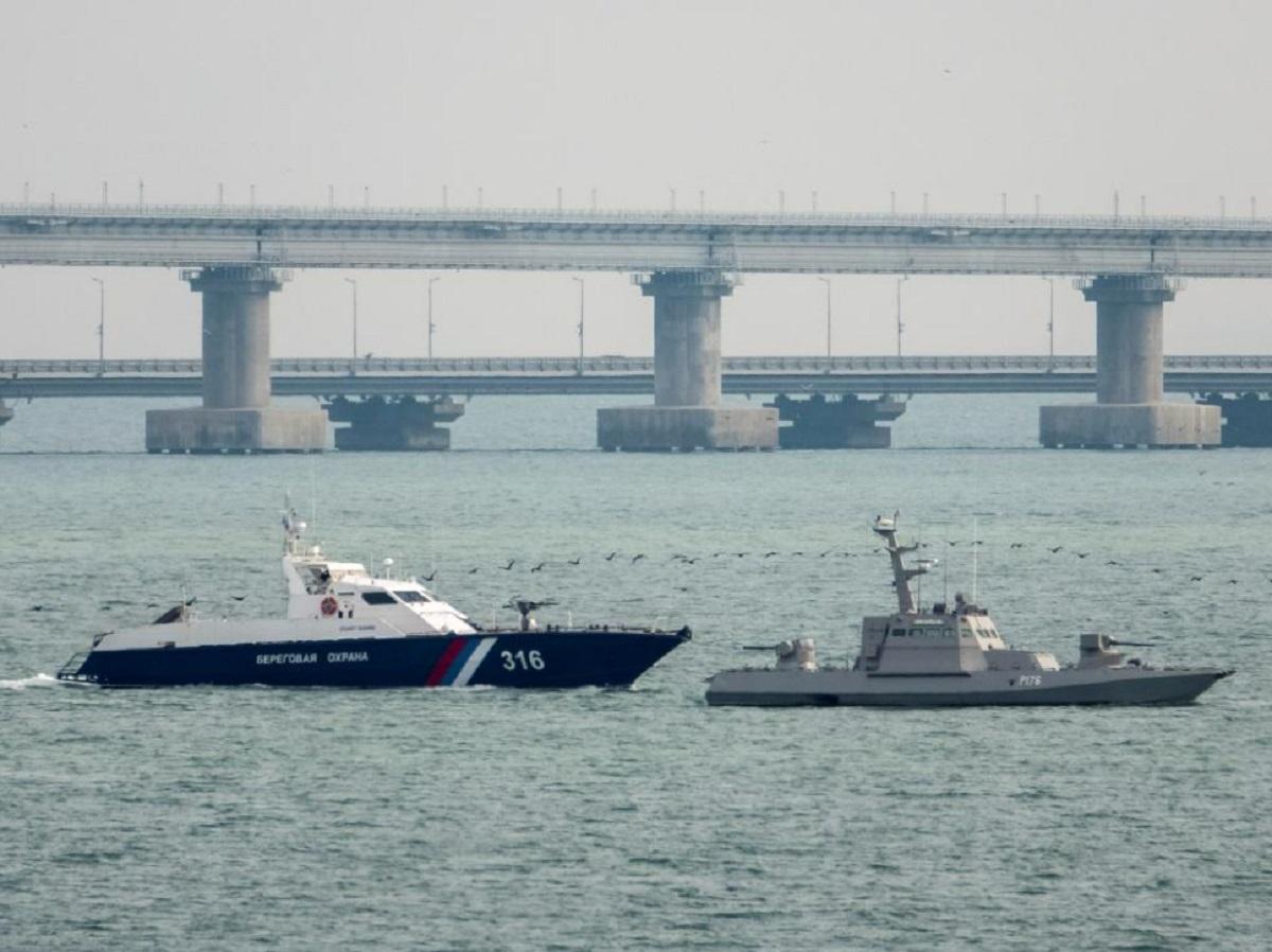 Шторм разбросал защитные сооружения: в ВМС рассказали о ситуации возле Крымского моста