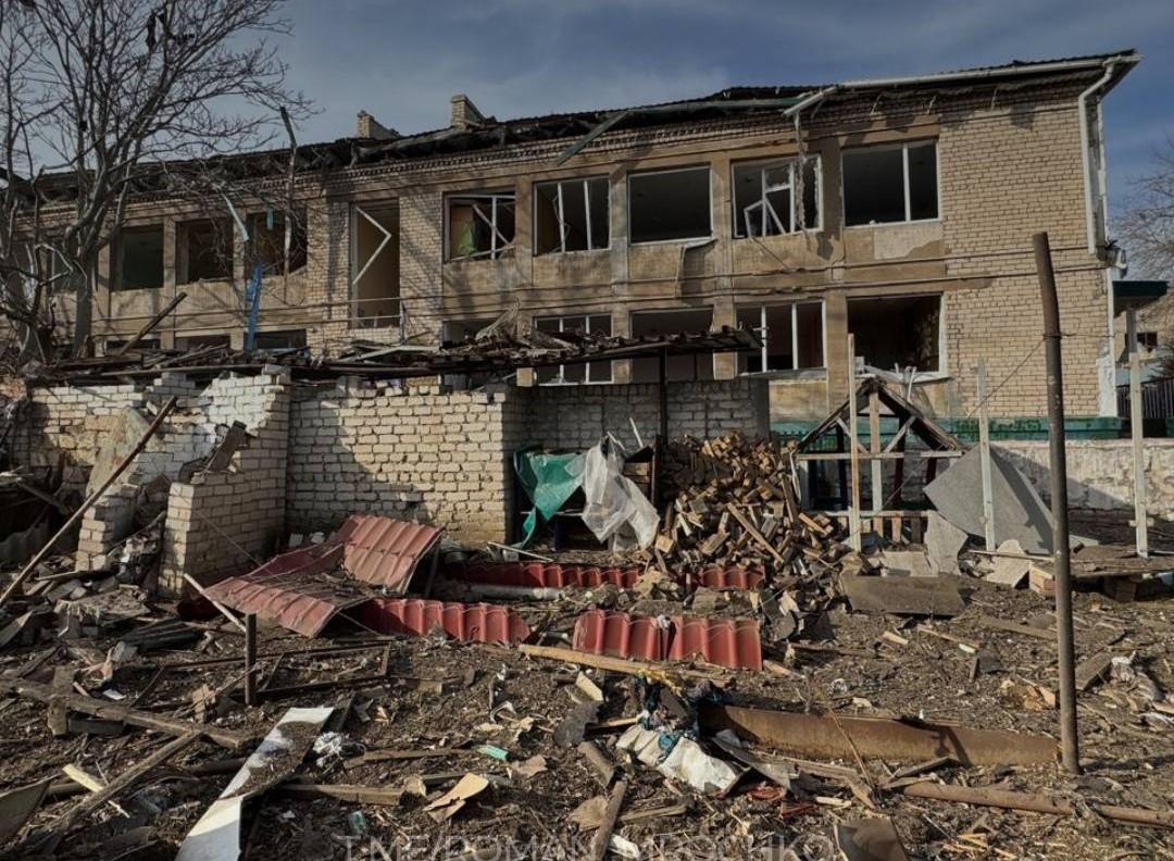 Враг сбросил на Херсон три КАБа: много раненых и разрушений
