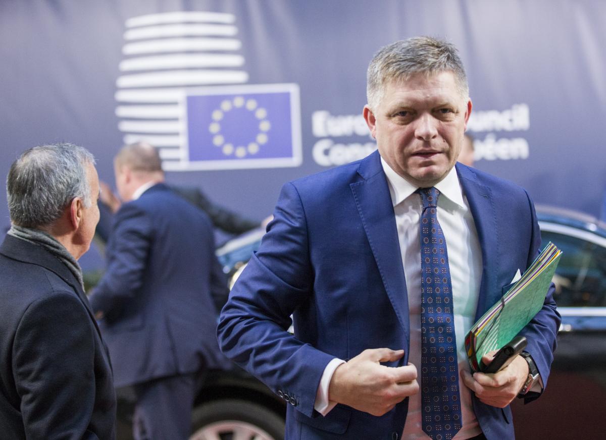 Фицо может грозить импичмент: оппозиция Словакии планирует объявить ему вотум недоверия