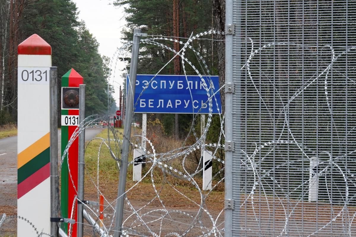Вблизи границы Беларуси с Литвой появились окопы, – СМИ (фото)