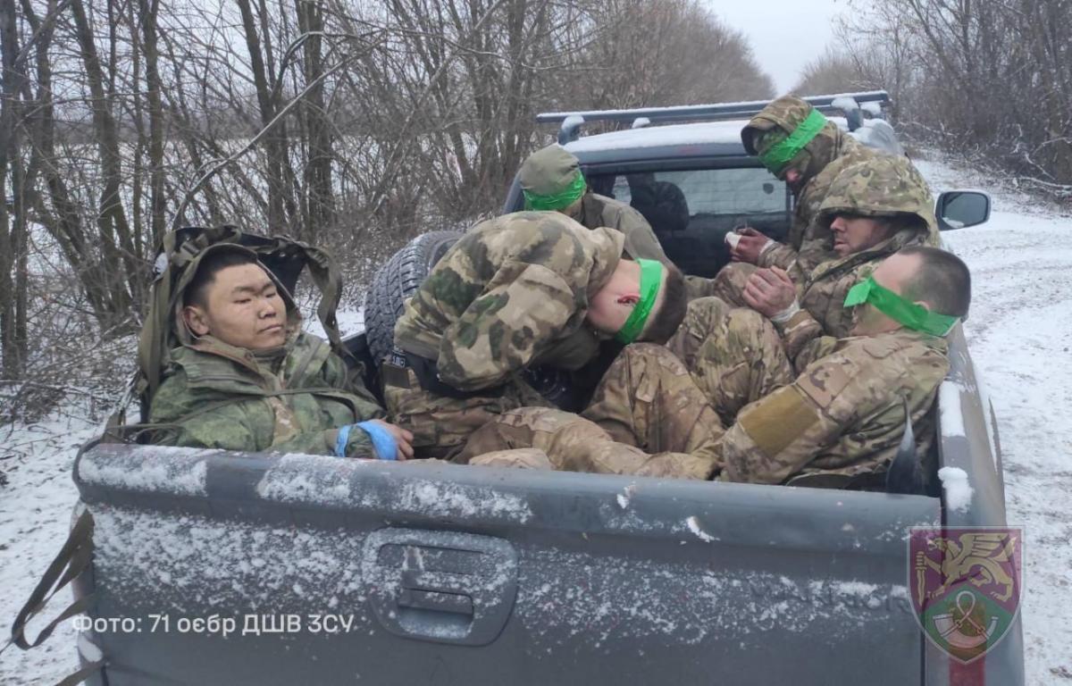 Десантники приняли трехчасовой бой и взяли в плен группу россиян (фото)