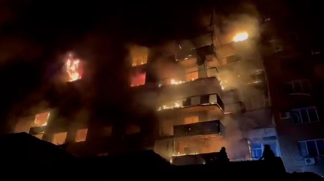 Россияне усиливают воздушные атаки на Покровск: в городе пылает многоэтажка (фото)