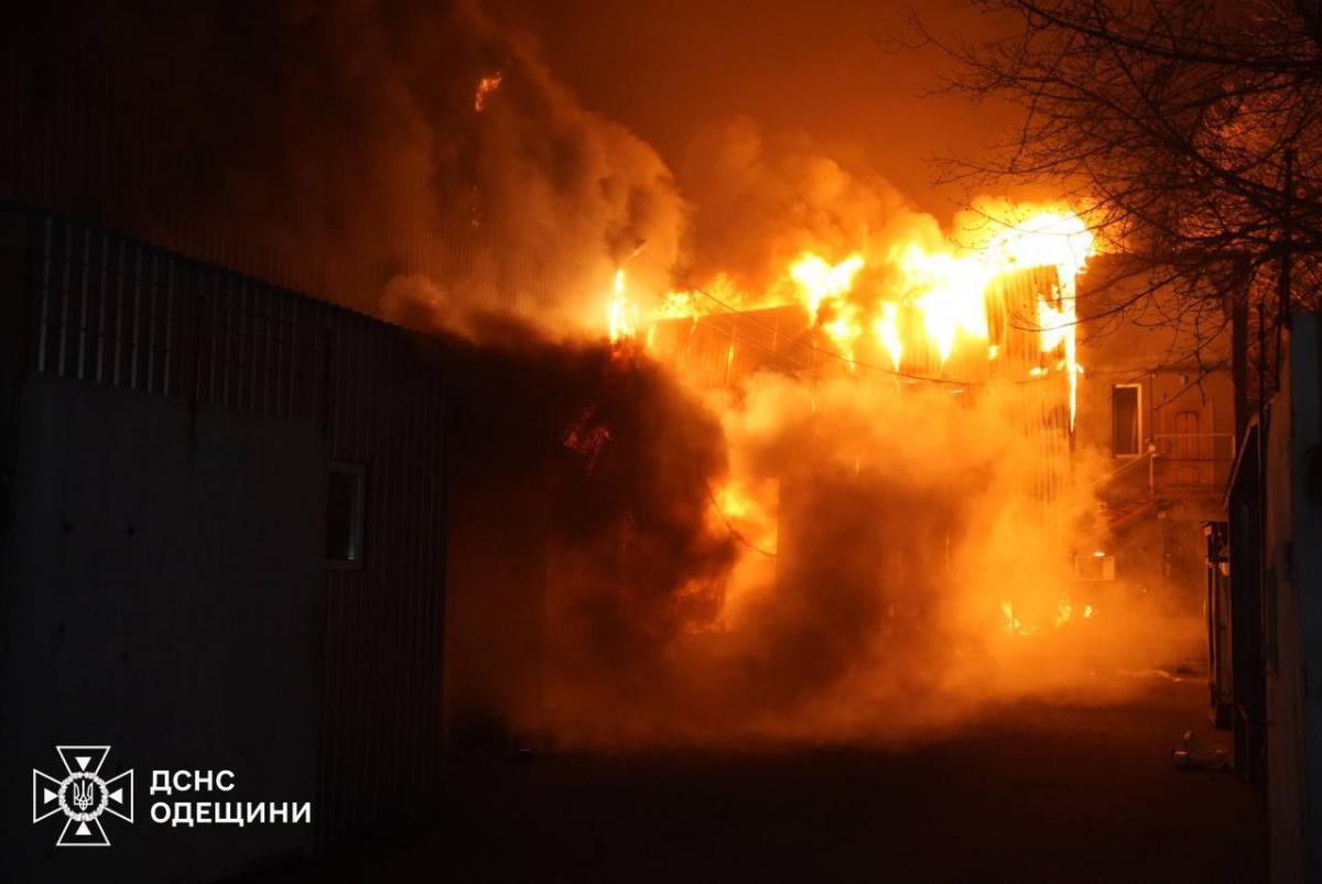 Россияне массированно аккумулировали Одессу дронами: город накрыло густым дымом (видео)