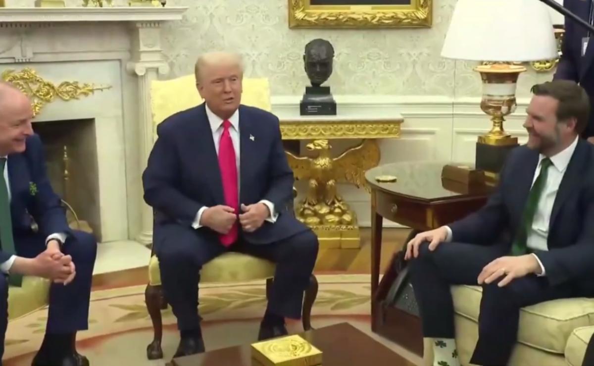 Трампа в Овальном кабинете “поразили” носки Вэнса (видео)