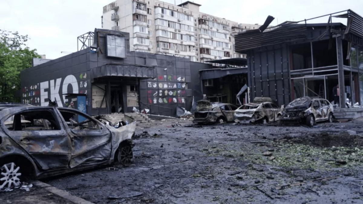 “Падали стекла, машины горели”: СМИ показали последствия налета “шахедов” на Киев (фото, видео)