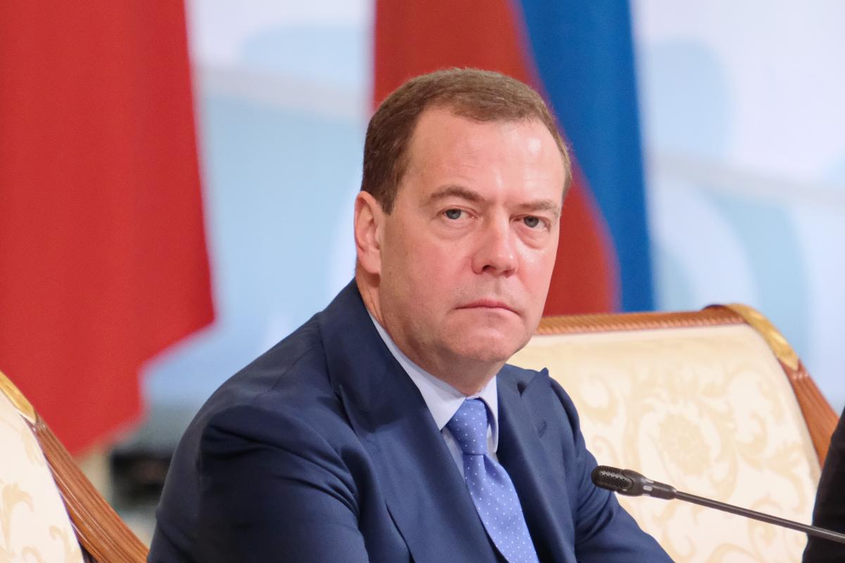 Медведев с яростью отреагировал на предложение Украины о прекращении огня