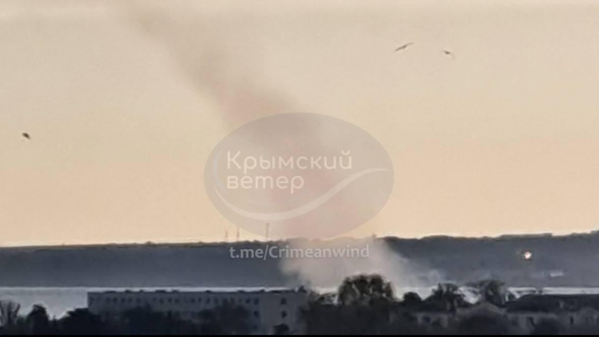 В Крыму прогремели громкие взрывы: под атакой аэродромы, пылает склад боеприпасов (видео)