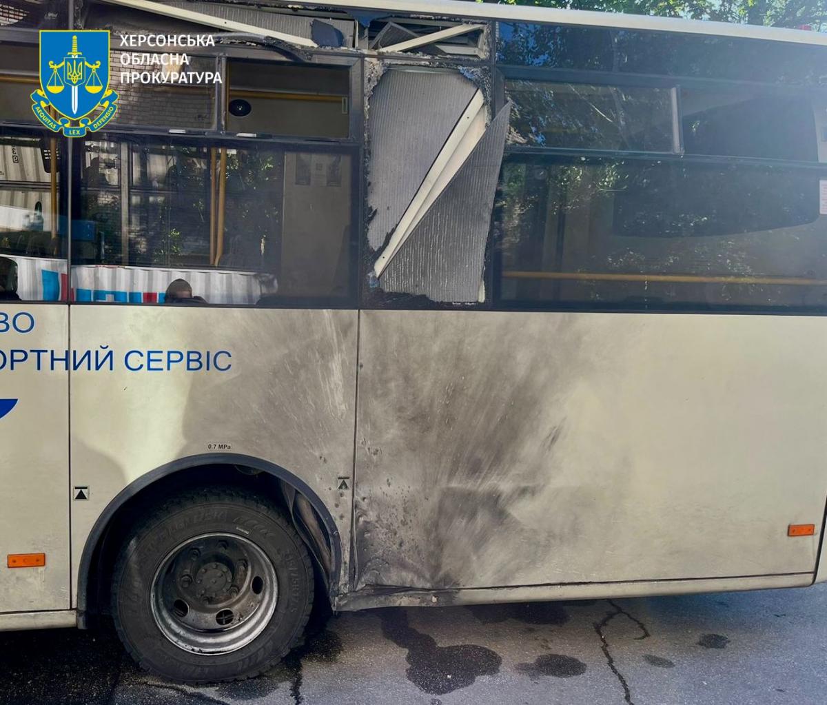 Россияне ударили по Херсону: ранены пассажиры маршрутки и жители многоэтажки